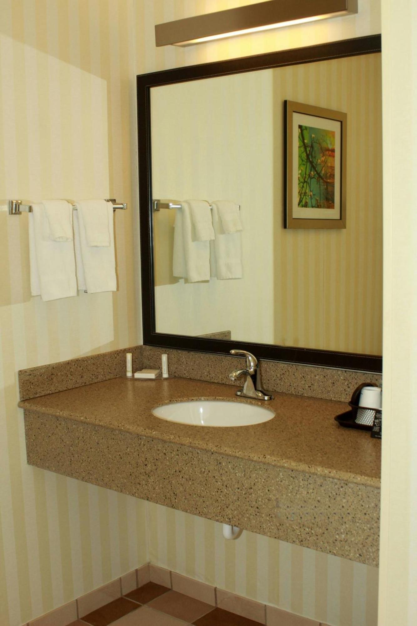 Fairfield Inn & Suites By Marriott Fairmont Εξωτερικό φωτογραφία